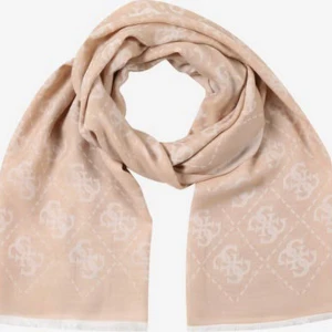 Beige halsduk från Guess - Säljer en superfin beige halsduk från Guess i nytt skick. Den har ett subtilt mönster och är perfekt för att hålla dig varm under höst och vinter. Materialet känns lyxigt och mjukt mot huden. Perfekt accessoar för att lyfta vilken outfit som helst!