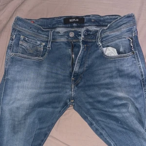 Replay jeans  - Tjena! Säljer dessa riktigt feta replay HYPERFLEX jeansen. Skit bra skick med några få slitningar. De är i jätte bra och super stretchigt material! 