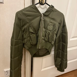 cropped jacka från prettylittlething - använt ett par gånger 