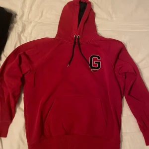 Gant hoodie - Snygg röd gant hoodie. Den är Stl M o knappt använd. Den är i helt nytt skick. Pris kan diskuteras vid snabb affär