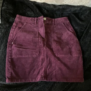 Vinröd manchesterkjol från Dorothy Perkins - Säljer en vinröd manchesterkjol från Dorothy Perkins i storlek S. 