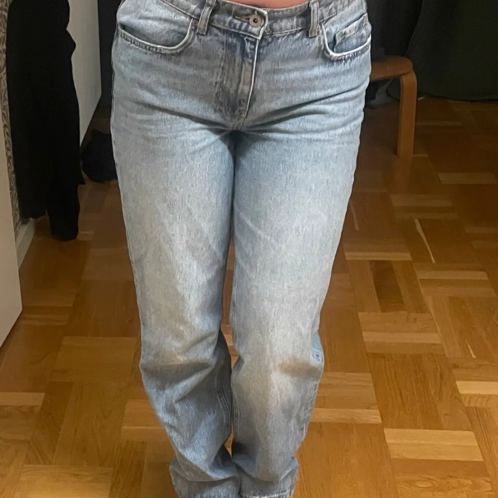 Säljer ett par straight midwaist jeans. Ljusblå och mycket bra skick. Bara användt ett fåtal gånger!💙🕺🦋köparen står för frakten.. Jeans & Byxor.