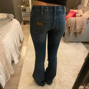 Säljer ett par snygga blå bootcut jeans i bra skick. De är lågmidjade och midjemått 37cm innerben 83 storlek W25 L32🩷