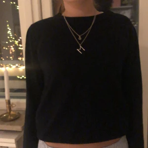 Mörkblå//svart - Säljer en jätte fin mörkblå//svart tröja från Saint Tropez. Mycket bra skick.