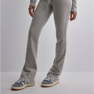 Grå mjukisbyxor från Nelly - Säljer ett par superbekväma grå mjukisbyxor från Nelly i storlek M. Nypris 299, aldrig använda och inga defekter.