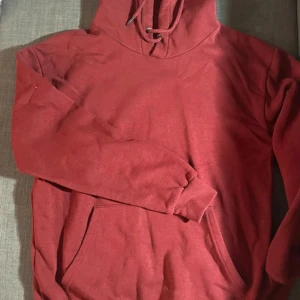 Vinröd hoodie från Zara - Säljer en snygg vinröd hoodie från Zara Essentials. Den är i bra skick och perfekt för höst och vinter. Hoodien har en klassisk design med dragsko i huvan och en stor ficka fram. Supermjuk och bekväm att ha på sig. Storlek S