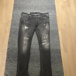mörkgråa replay jeans  - Feta jeans i nyskick. Köptes i butik från replay. Nypris 1600. Mitt pris är förhandlingsbart vid snabb affär. W32 L33