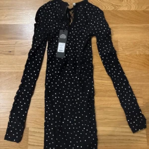 Svart rhinestone jumpsuit - Säljer en superfin svart jumpsuit med rhinestone . jumpsuit har långa ärmar och genomskinlig snygg. Perfekt för fest ! Den är i nytt skick och har en figurnära passform.