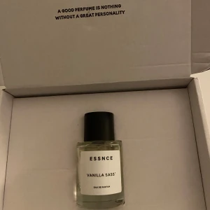 Vanilla Sass' från ESSNCE -  Vanilla Sass' från ESSNCE, en Eau de Parfum med en elegant och stilren design. Flaskan är genomskinlig med en svart kork och en enkel etikett. Perfekt för dig som älskar doften av vanilj med en twist. Doften är inspirerad av Burberry Goddess!💕 Tveka inte på att höra av er vid frågor osv💕
