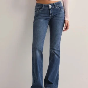 Lågmidjade jeans - Lågmidjade bootcut stitch jeans från Nelly, knappt använda så jättefint skick💋
