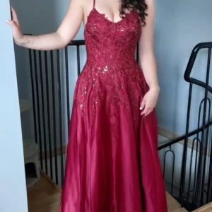 Vinröd balklänning med spetsdetaljer - TAR BORT ANNONSEN IMOROGN SÅ PASSA PÅ Köpt för 4000kr Perfekt till studentbalen nu i vår! Bra kvalitet endast använd vid ett tillfälle. Sydd efter mina mått så passar någon mellan 155-165 (jag är 160 och hade ca 1dm klackar) justerbar i ryggen storleken motsvarar ca XS men hade passat en S. Aldrig haft på mig en finare klänning.  Min kattunge krafsade på den en gång när jag råkar lämna den framme men ingen skada blev skedd förutom lite noppor som inte syns på håll🥰