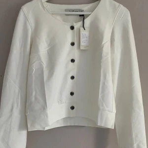 Vit fin kofta i nytt skick✨ - Snygg vit cardigan från Lx7am med rund hals och knappar framtill. Fint skick helt oanvänd med prislappen på👌