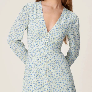 Blommig klänning från ADOORE - Säljer en söt blommig klänning från ADOORE med blå blommor. Klänningen är oanvänd i storlek 34 och har lappen kvar. Ordinarie pris 1495kr. Vid snabb affär kan pris diskuteras!☺️