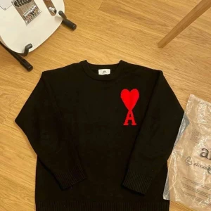 Ami Paris sweater - Tja! Nu så säljer jag min feta Ami Paris för ett schysst pris, den är i strålande skick och har ingen tecken på användning. Våga höra av er vid funderingar👍😀 Nypris ca 4500