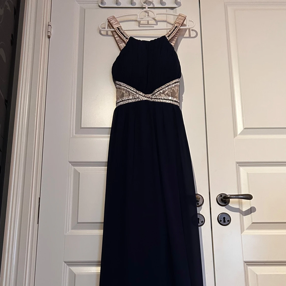 Mörkblå balklänning med pärldetaljer