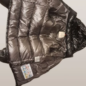 Moncler maya - Stilren moncler maya i storlek 3 och den passar M, vid intresse PMa pris kan diskuteras vid snabb affär