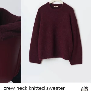 Vinröd stickad tröja från Gina Tricot - Säljer en vinröd stickad tröja från Gina Tricot med rund hals och långa ärmar. Perfekt för kyligare dagar och enkel att matcha med jeans eller kjol. Ett måste i garderoben för en stilren look.