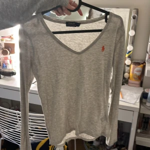 Grå långärmad tröja från Ralph Lauren - Den är använd en gång och jättefin 
