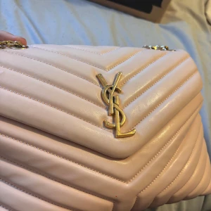 Ysl väska  - Snygg rosa ysl väska. Är osäker på äktenskap så därav det billiga priset.