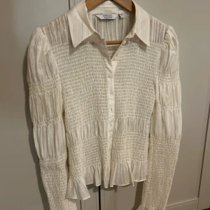 Blus från &other stories  - Säljer denna super fina beiga blus från &other stories. Den är aldrig andvänd och i mycket fint skick. Pris kan diskuteras !❤️😊