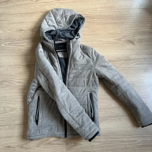 Zara cardigan jacka  - Säljer nu en skön cardigan jacka från Zara i storlek S. Skicket på jacka är topp då den bara används enstaka gånger. Jacka passar perfekt till både vinter och vår dagar. Priset ej hugget i sten 🙌