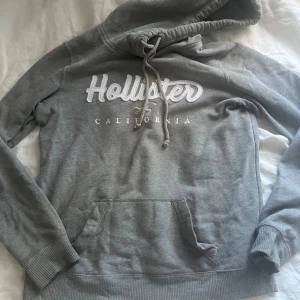 Grå hoodie från Hollister - Säljer nu en grå hoodie från Hollister som är i bra skick, i storlek S. Lite tunnare material på hoodien, vilket är perfekt för alla årstider💗