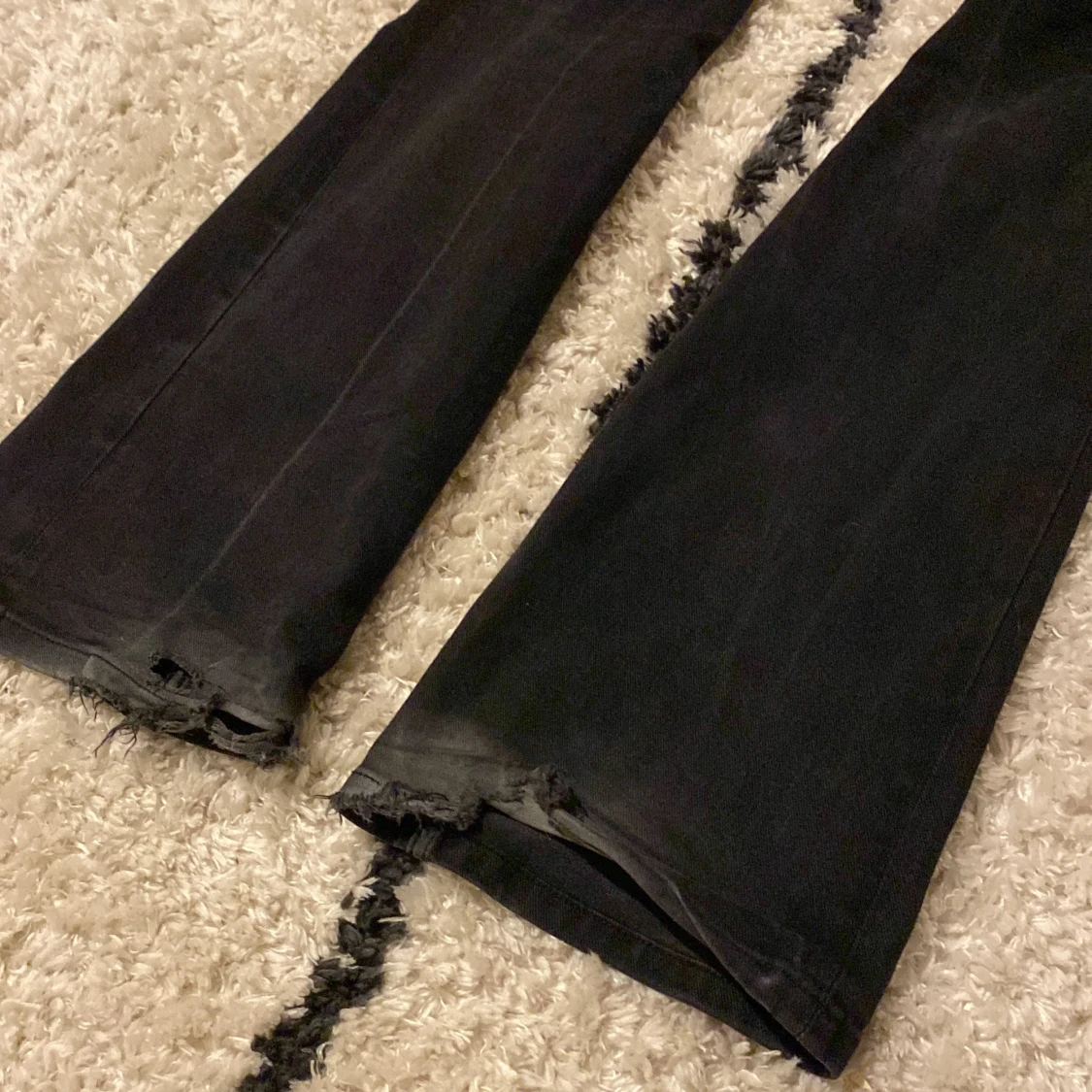 Svarta bootcut jeans - 4