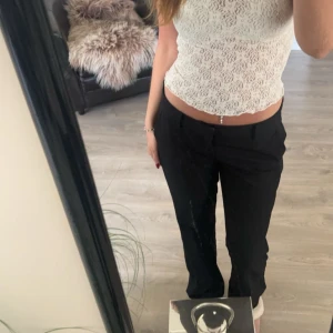 Low waist kostym byxor  - Säljer de att de har blivit förstora så inga defekter det är det gamla modellen så är små i storleken skulle säga att de passar 38  