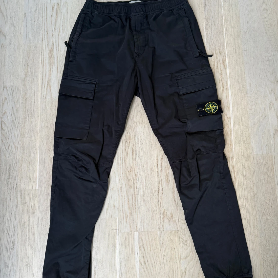 Svarta cargobyxor från Stone Island