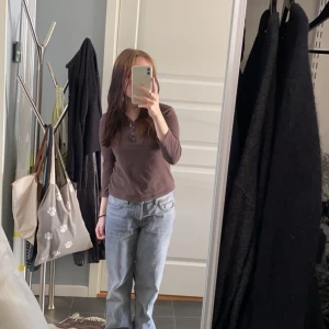 Brun trekvartsärmad tröja från North Sails - Säljer en brun trekvartsärmad tröja från North Sails med knappar framtill. Tröjan har en enkel design och är gjord i ett mjukt material med normal passform. Den är i bra skick men har förlorat en knapp. Säljer den då den tyvärr inte kommer till användning längre men är en tidigare favorit. Kontakta mig för mer information.🤎