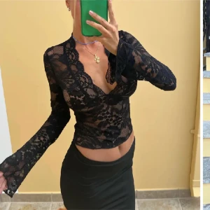 Svart spetsblus - Snygg svart spetsblus med djup v-ringning och långa ärmar. Blusen har ett vackert blommigt mönster och är perfekt för en elegant look. Den är figurnära och ger en feminin touch till din outfit.