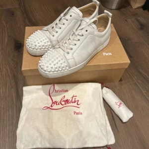 Christian Louboutin Sneakers - Loubs i väldigt bra skick, lite crease på lädret som syns på bild men annars i toppskick. Kommer med box, dustbags och extra snören. Storlek 43,5 fits 43,5-44. Nypris 9500 sek, mitt pris 3000 sek. Över 200 deals gjorda och massvis med refs från nöjda kunder finns!