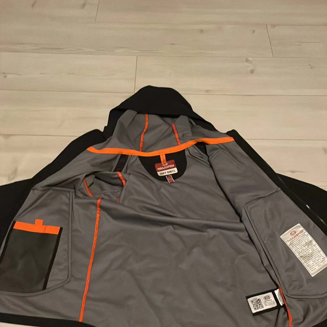 Svart softshelljacka från Parajumpers - 2