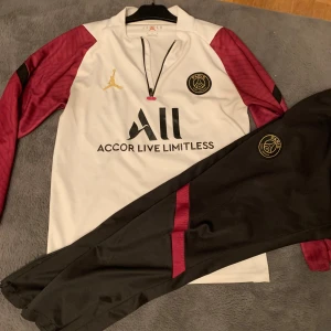 Psg tracksuit  - Psg tracksuit nypris 1000. Använt den bara 3-5 gånger. Den är jättefin. Medium.