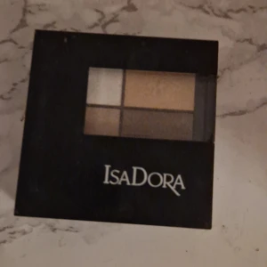 Ögonskuggspalett från IsaDora - Snygg ögonskuggspalett från IsaDora i nyansen 09 Pearls Allure. Tappade bort borsten som är inuti men har aldrig använt den💕