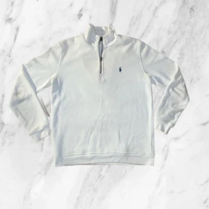 Vit Ralph Lauren Half Zip - Säljer en stilren half zip från Ralph Lauren. Storlek: S. Skick: 6/10✅ Hör av er vid funderingar! (Pris går att diskutera vid snabb affär)