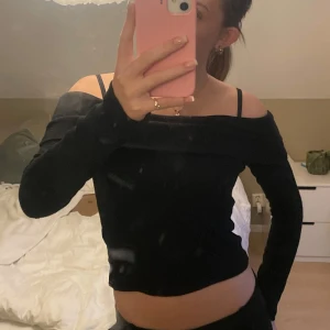 Svart offshoulder topp - Jätte fin stickad of shoulder topp från Gina tricot. Extremt mjuk sch endast använda enstaka gånger! Pris kan diskuteras