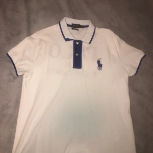 Vit pikétröja från Ralph Lauren - Oanvänd ( fick fel storlek ) köpta för 1000kr