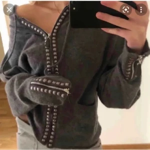 Hunkydory stickad zipup hoodie med nitar - Fraktar elr möts upp! Lappen står xs men passar s-m