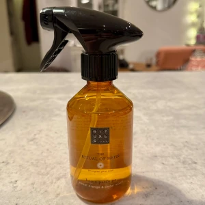 Ny! The Ritual of Mehr Home Perfume - Helt ny! Fräscha upp ditt hem med The Ritual of Mehr home perfume från Rituals. Denna doftspray kommer i en stilren, bärnstensfärgad flaska med en praktisk sprayfunktion. Doften kombinerar söt apelsin och cederträ för en upplyftande atmosfär. 250ml