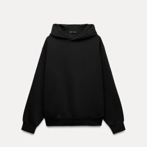 Svart hoodie från Zara - Säljer en stilren svart hoodie från Zara. Den har en klassisk design med långa ärmar och en bekväm passform. Perfekt för en avslappnad look.