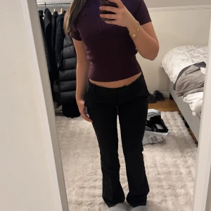 Svarta kostymbyxor bik bok  - Low waist Vera kostymbyxor från bik bok. Är i nytt skick men är lite för stora på mig därför säljer jag de. Storlek 36 