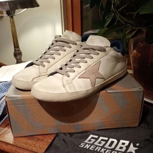 Golden goose sneakers - Ett par snygga klassiska GG i storlek 44. Skorna har en defekt på ena hälen och har lite tecken på användning på sulorna, annars är skorna i bra skick✅ skriv vid funderingar🙋