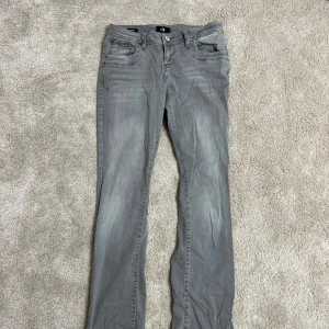 Grå jeansbyxor från LTB - Trendiga Ltb jeans i modellen valerie. Aldrig använda och är i nyskick.