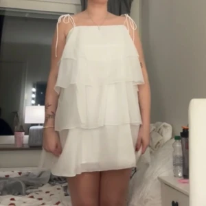 Vit axelbandslös klänning - Jätte fin studentklänning som tyvärr inte passade mig, pris lapp och allt det sitter kvar.