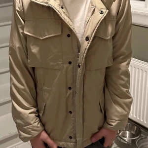 Aspesi field jacket - Säljer min aspesi jacka då den inte används längre. Storlek xs men passar mer som S. Är 179 och väger typ 60 och den sitter fint. Jackan är perfekt för vår kvällar, höst och vinter. Tar gärna byten. Äkta såklart