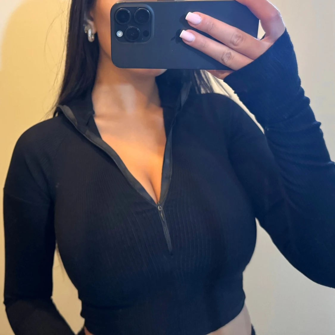 Svart ribbad croppad tröja med dragkedja - 3