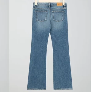 Low waist bootcut jeans  - Coola jeans med flera knappar💕💕från Gina i storlek 158/164💓bra skick, utan defekter💕Skriv privat vid fler frågor!