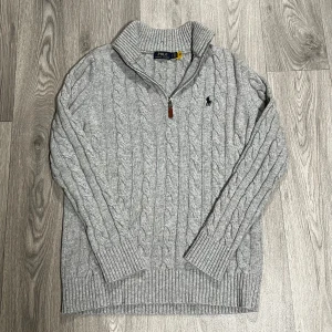 Stickad tröja Ralph Lauren - Tjena, säljer en as pulig cable knit från Ralph lauren. Den passar perfekt till både vardagliga och fest fits. Storlek L men passar mer som M. Säljer på grund av impulsivt köp. Pris ej hugget i sten, hör av dig vid fler frågor och bilder