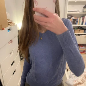 Blå tröja från Scotch R'Belle - Säljer en fin blå tröja från Scotch R'Belle. Tröjan har en v-ringad design och långa ärmar, perfekt för en stilren look. Tröjan är gjord i ett mjukt och svalt material. Den har tyvvär inte någon storlek men passar på mig som har ca XS-XXS i tröjor🩷Om ni har några frågor eller vill köpa så kan ni höra av er till mig🫶🏼
